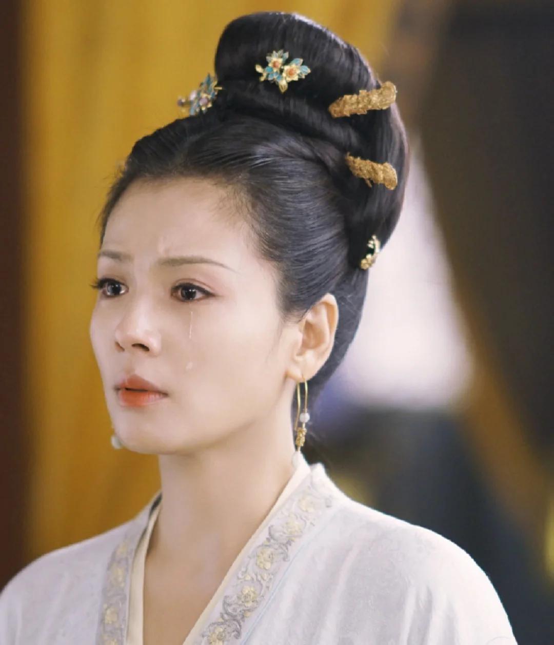 一天，宋太宗询问太子乳母：“太子最近脸色不好，他身边都有谁？” 乳母将实情相告，