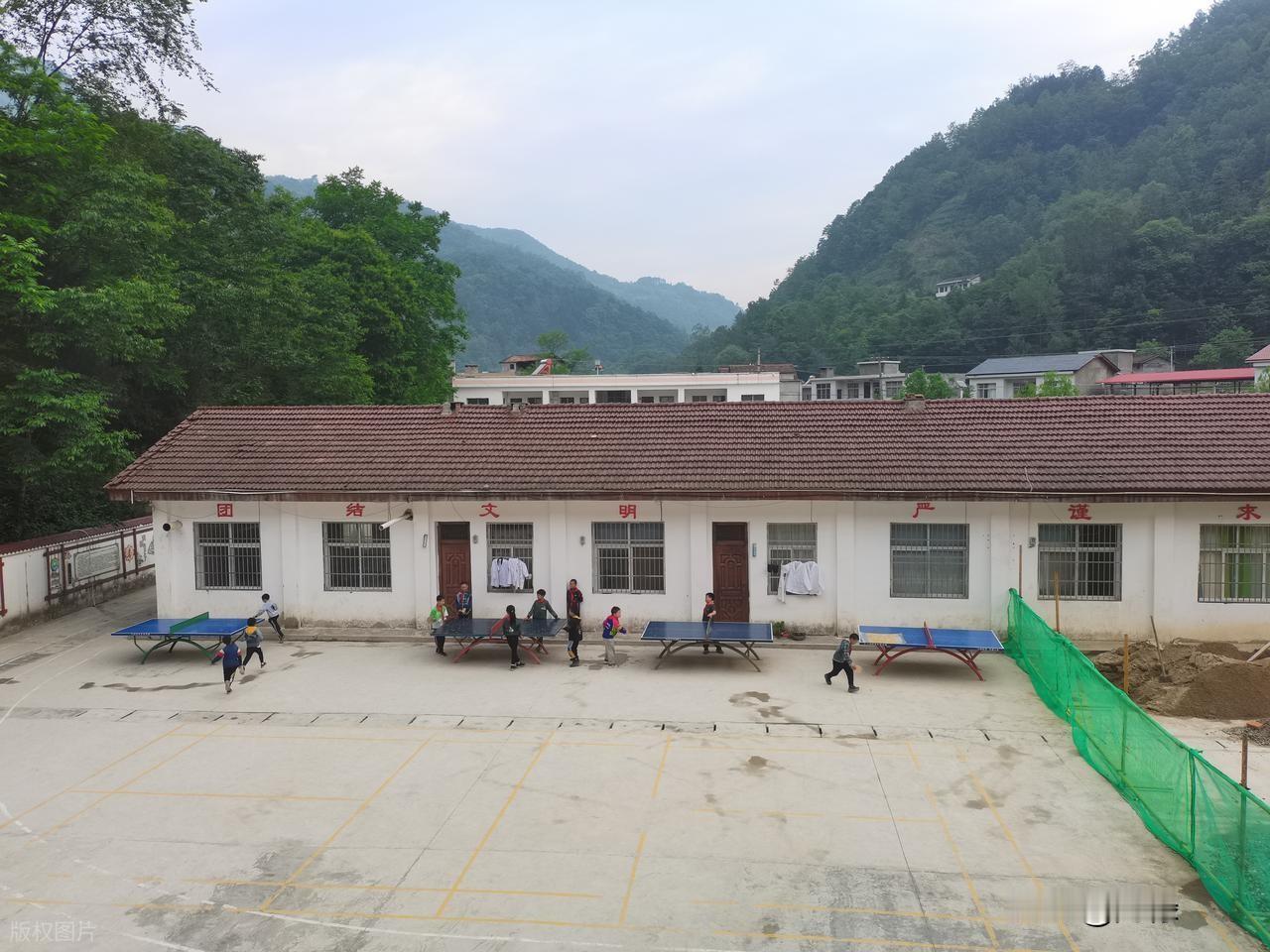 全校仅13人，二年级只有她一个学生！这所“微小学”的开学故事，看哭无数人。

“