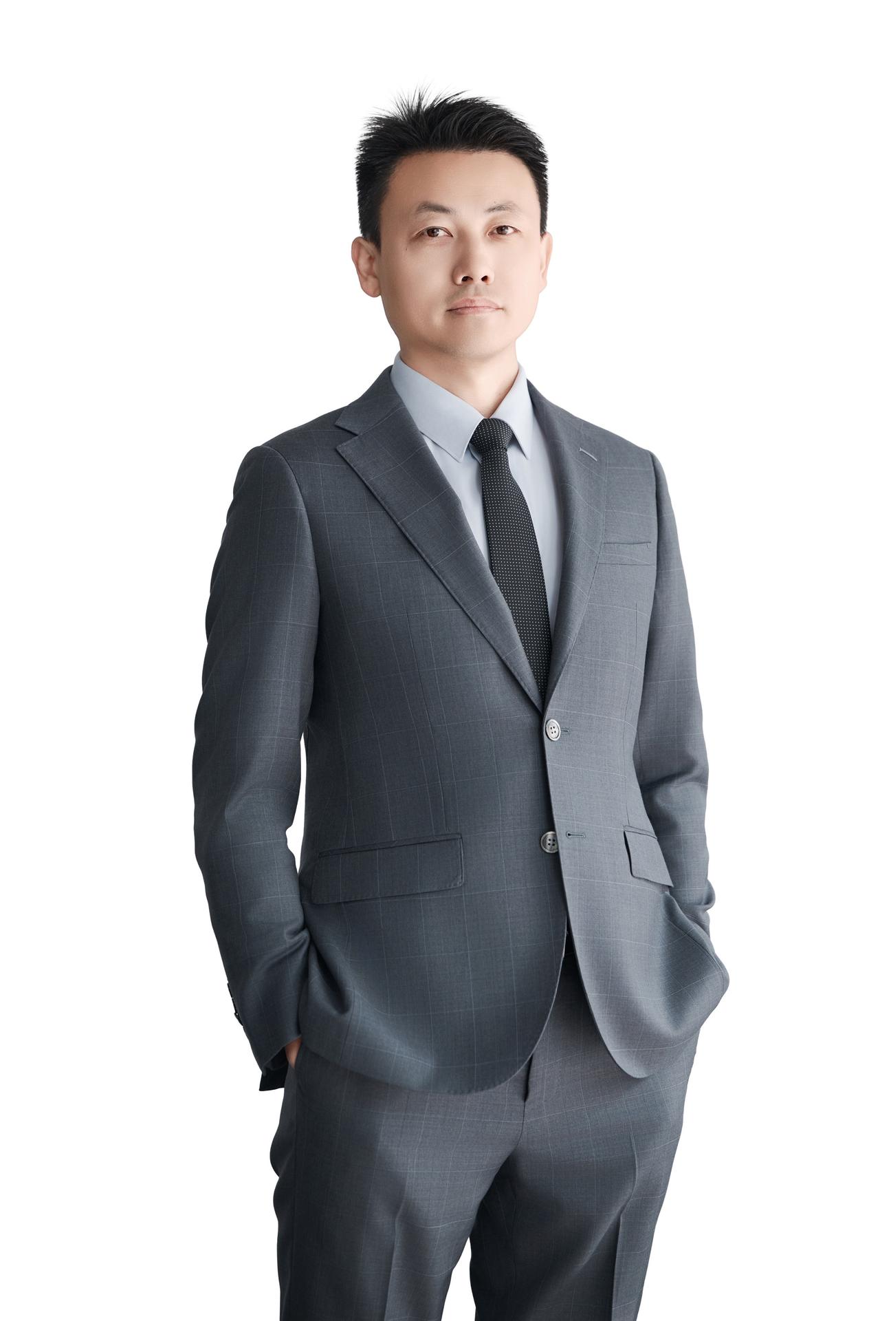 2025年进度条加载至97%⏳
西装革履是这一年的铠甲
藏在口袋里的，是未说出口