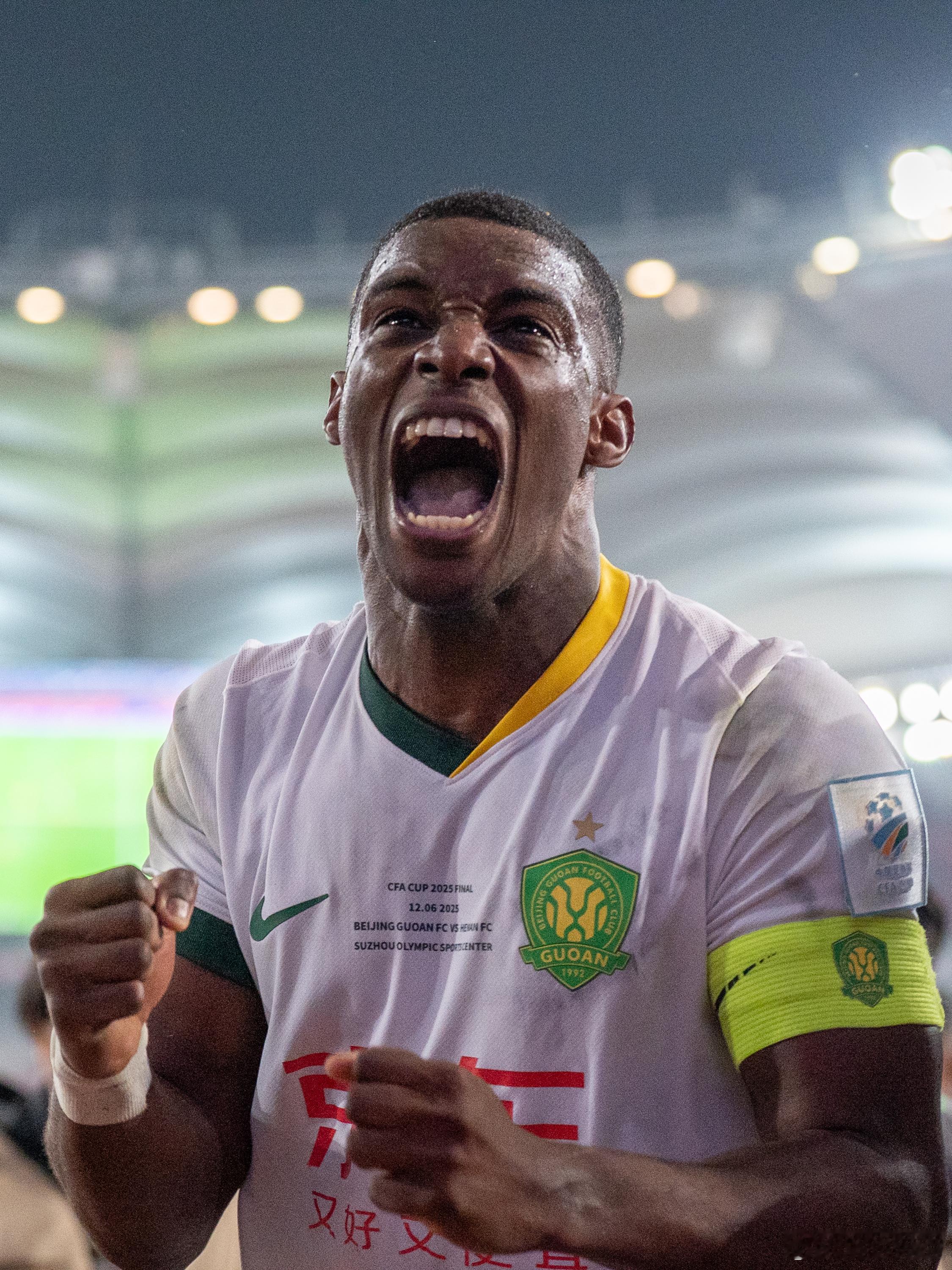 进球之后的法比奥，跑向御林军庆祝。而后跪地“祈祷”，随后再次折返，恰好在我面前。