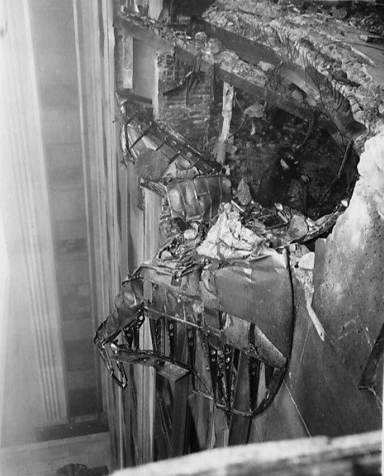 飞扬军事 1945年7月28日，美军一架B-25轰炸机在大雾天撞上纽约帝国大厦，