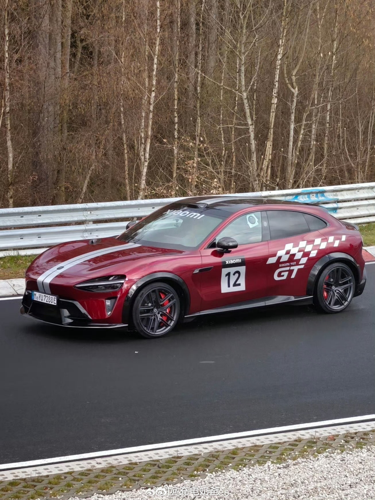 小米YU7GT的无伪装曝光了，增加了前铲、后保扩散器以及巨大的刹车卡钳，整车造型