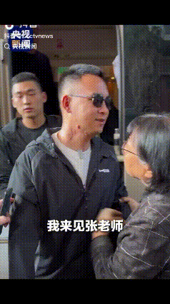 泪目了！ 这不是电影剧本，这是真实发生在我们身边的画面。
杜富国与张桂梅这两位共