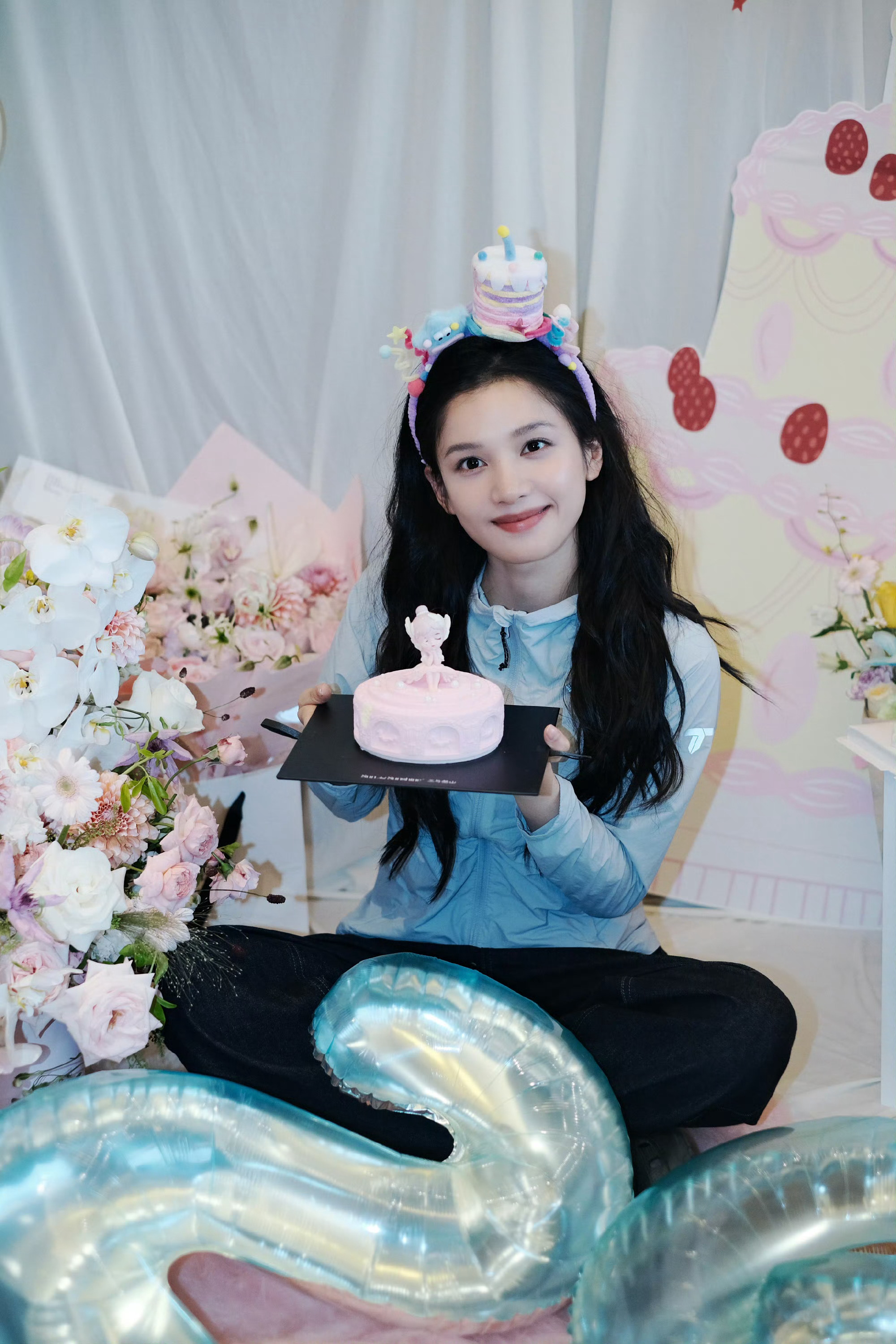张婧仪陈都灵美女和美女在一起玩张婧仪陈都灵两个公主公主之间的暖心互动，私下相处轻