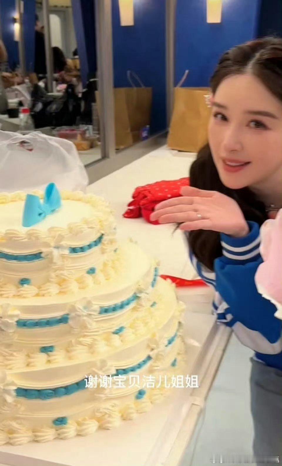 徐洁儿 藏在细节里的温柔太好嗑，用心守护生日美好，乘风绽放，友谊长久温暖绵长徐洁