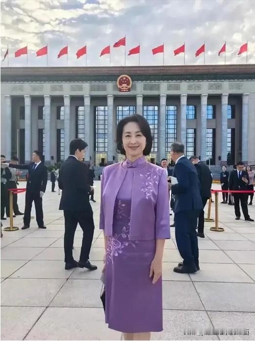 她好美啊，仪态端庄，辨识度很高，一身简单的衣服却能让你眼前一亮。是气质美如兰，才