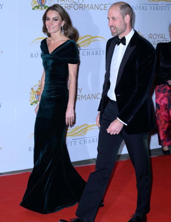 威廉夫妇看演出，凯特王妃一袭墨绿色丝绒美翻，还弯腰与小女孩儿说话！11月19日，