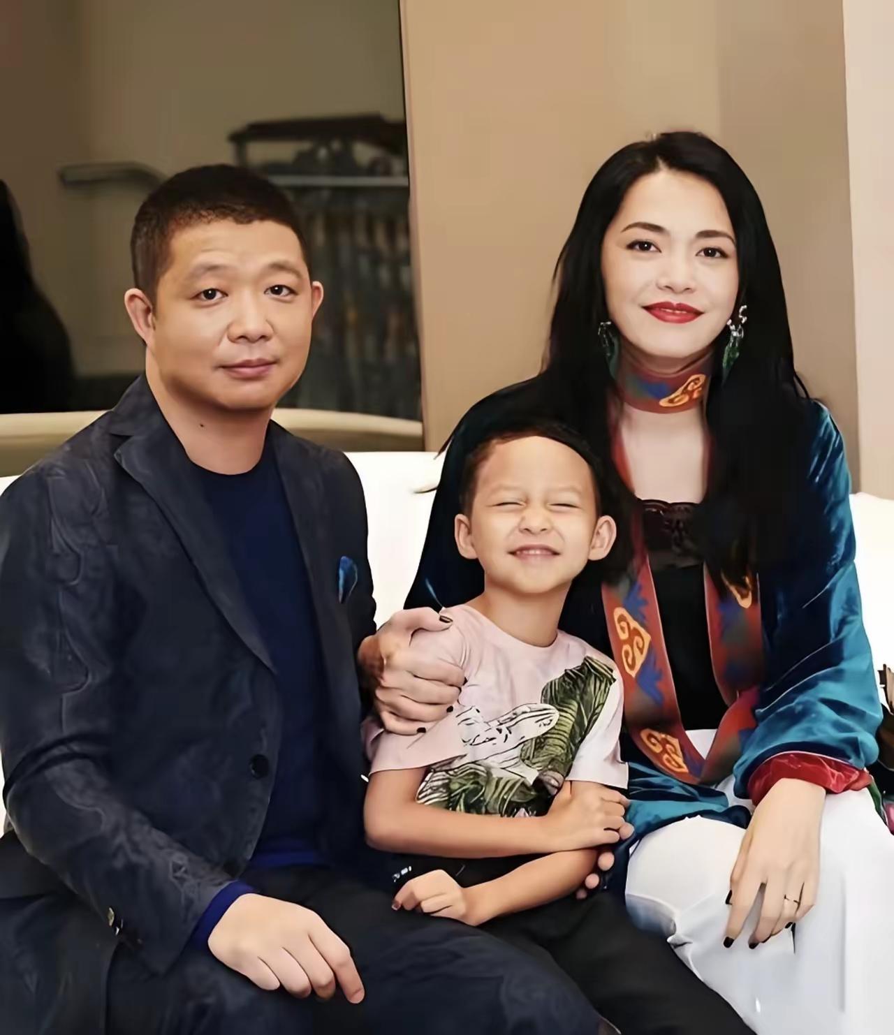 姚晨曹郁隐婚式离婚瞒了大众多年，两人2012年因拍摄《爱出色》相恋结婚，婚后育有