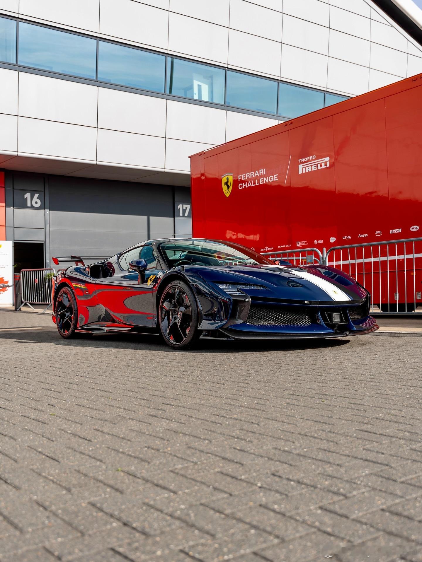 外观配色为Blu Pozzi，搭配Bianco Bianco的Tailor-ma