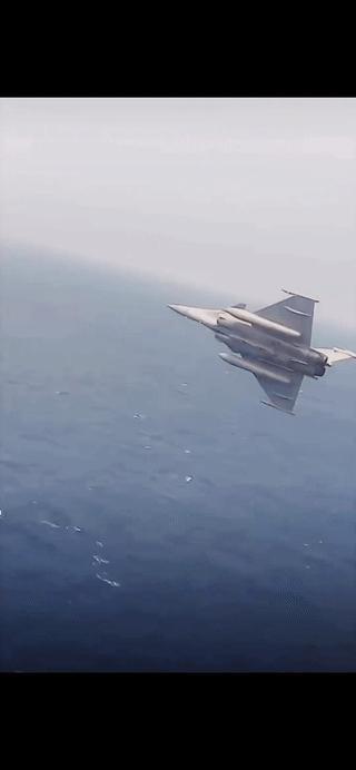 这是法国🇫🇷“戴高乐”航母上的“阵风”M型舰载机对海发射AM39“飞鱼”亚音