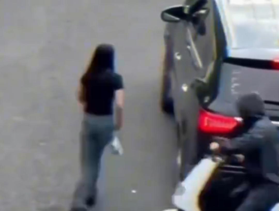 这女子面对三名劫匪神勇无比，似穆桂英再世，奋力搏斗致其一死二伤。
前不久，广东佛