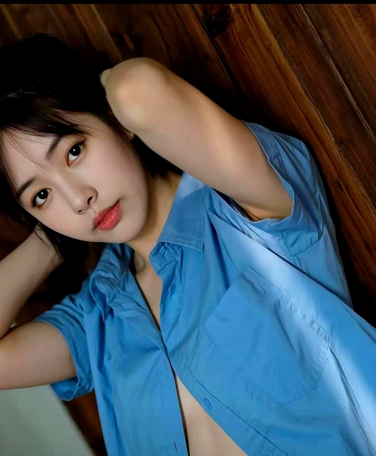 最近陈冠希20年前的穿搭突然在00后圈子里炸了！宽松牛仔、侧分刘海，连《头文字D