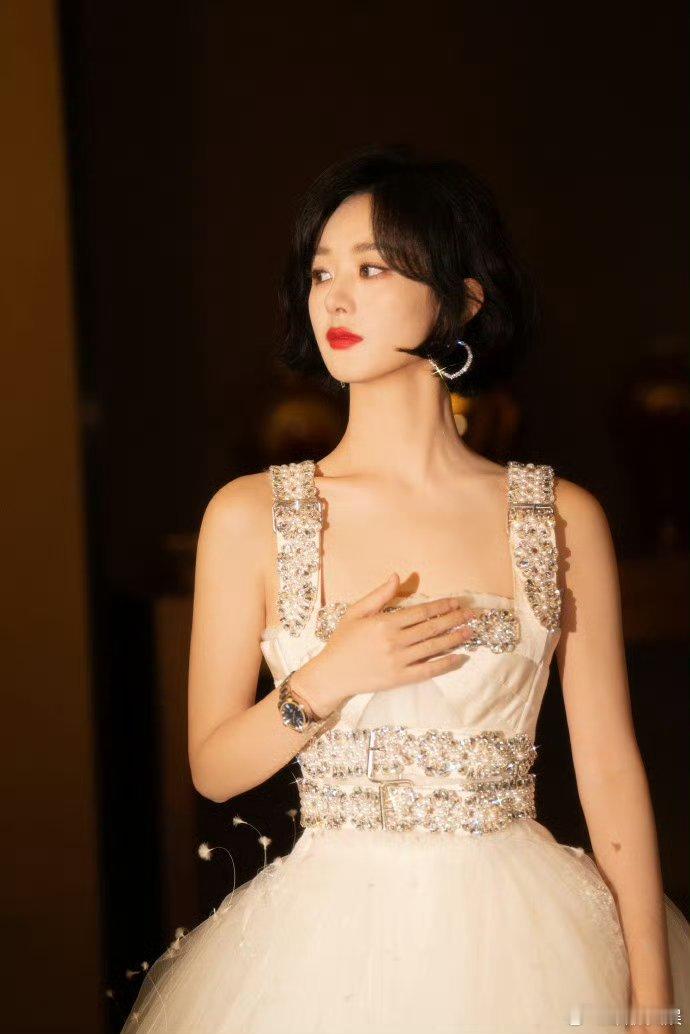 #赵丽颖金鹰高定造型#“颖姐”你怎么可以这么美，这礼服气质感拿捏到位，都把我看治