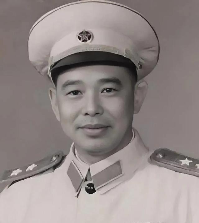中将从军事学院毕业，想去当大军区司令：任命下来，他以为听错了

廖汉生作为第一野