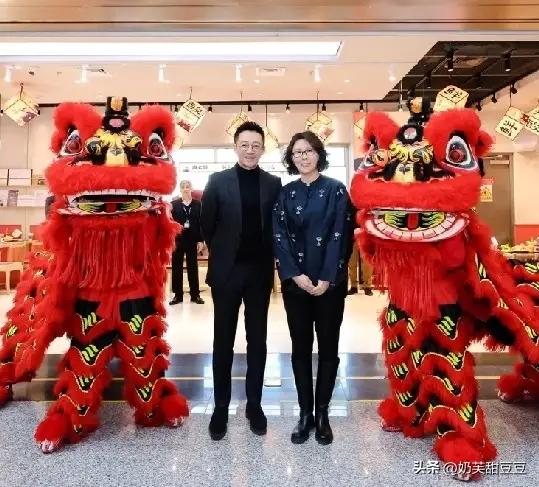 汪小菲又飞回了北京。
汪小菲刚飞回湾湾和儿子小汪宝拍了满月照后这又飞回来了。他似