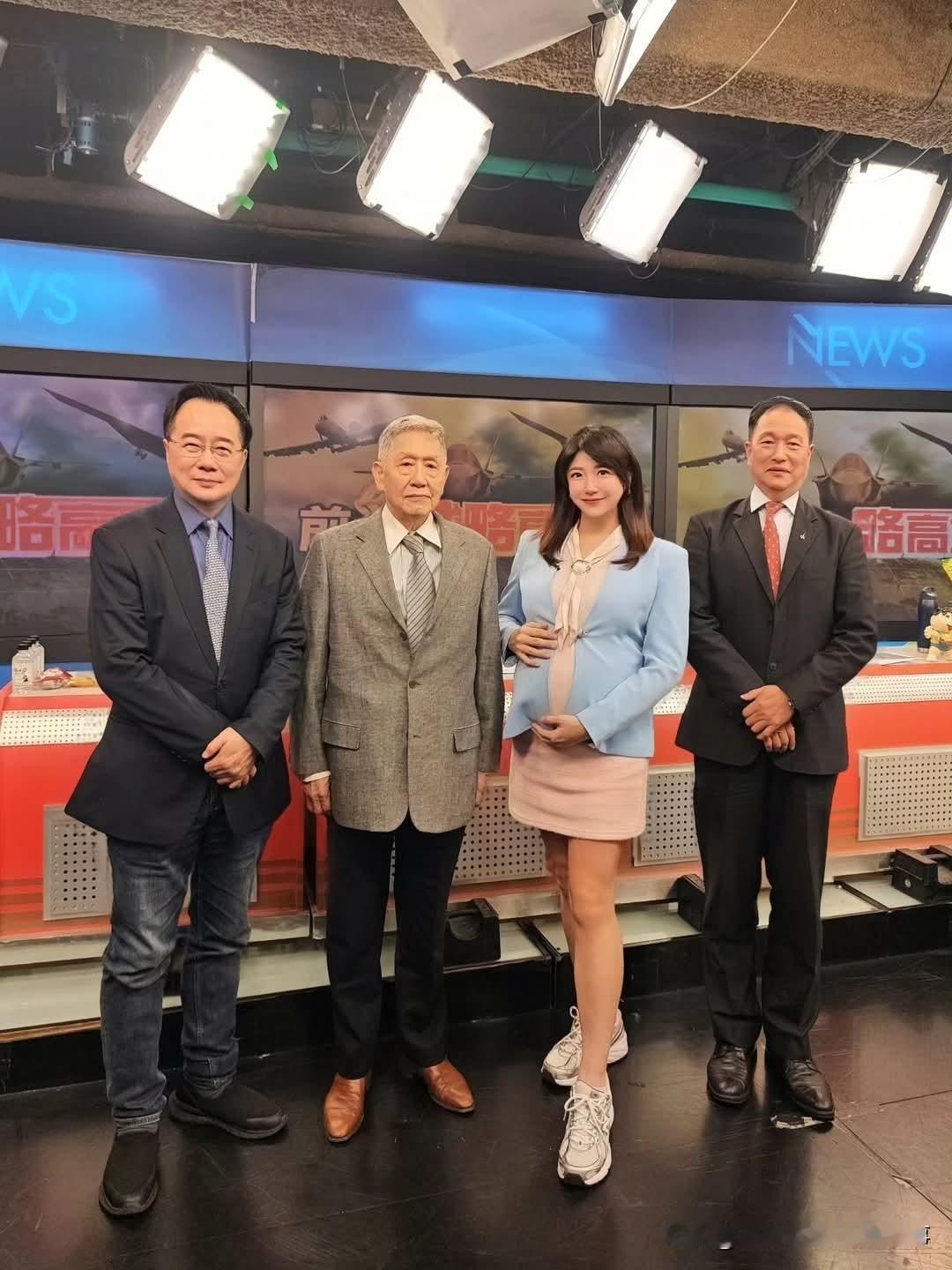 中天新闻郑亦真主播休产假生娃，暂别主播台！
今天是中天新闻主播郑亦真最后一天主持