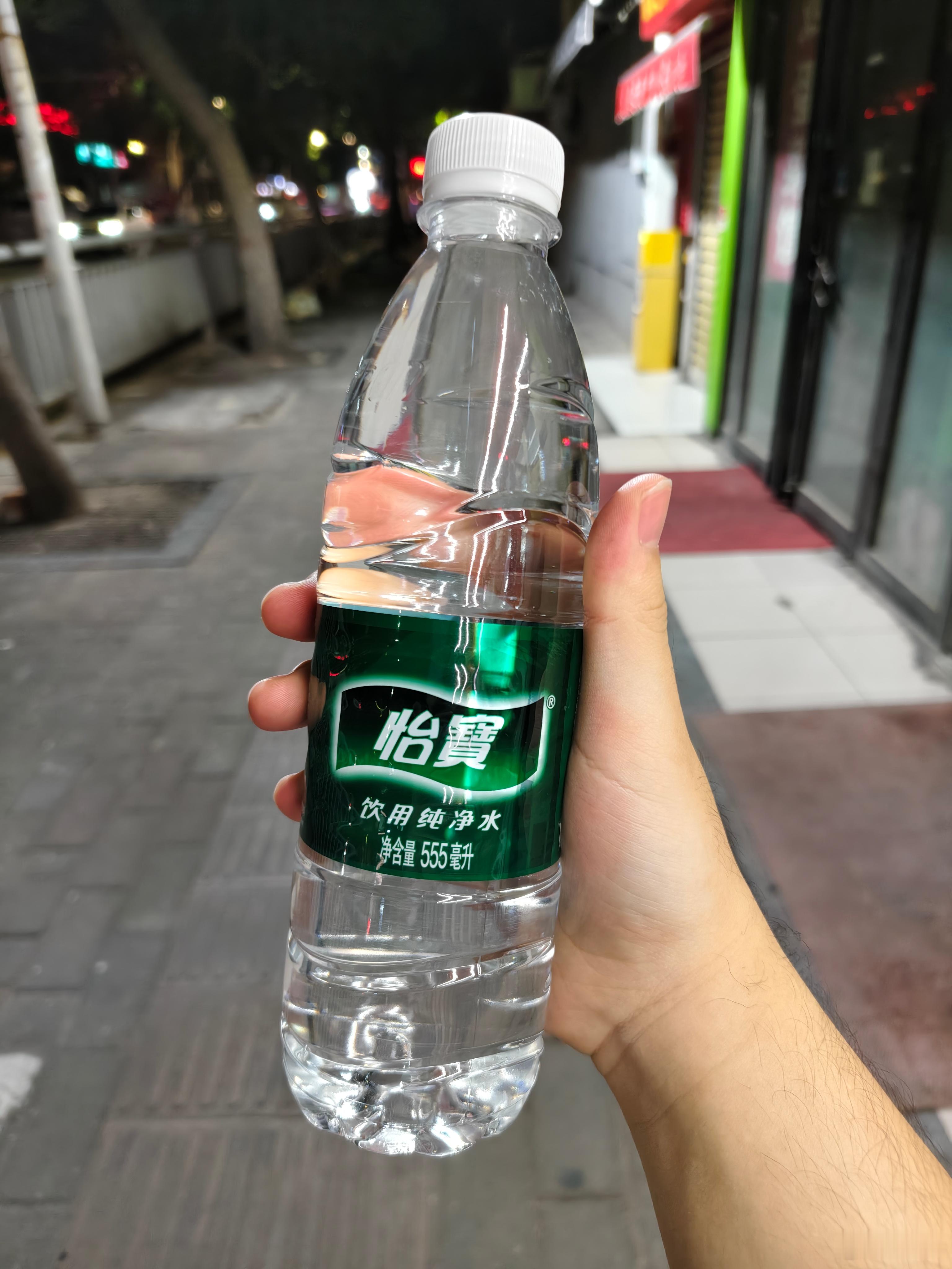 以前经常喝农夫山泉，宗庆后去世后改喝了哇哈哈，知道他有私生子之后，只能喝怡宝了，