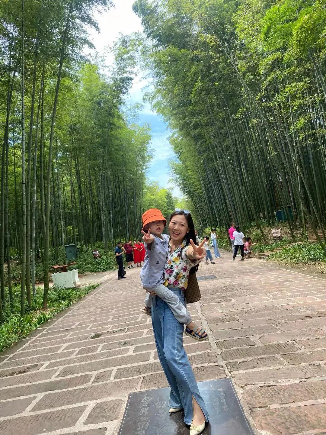 十年前我第一次怀孕，在老家见到发小，她问我老公希望我生男孩还是生女孩，我老公是潮