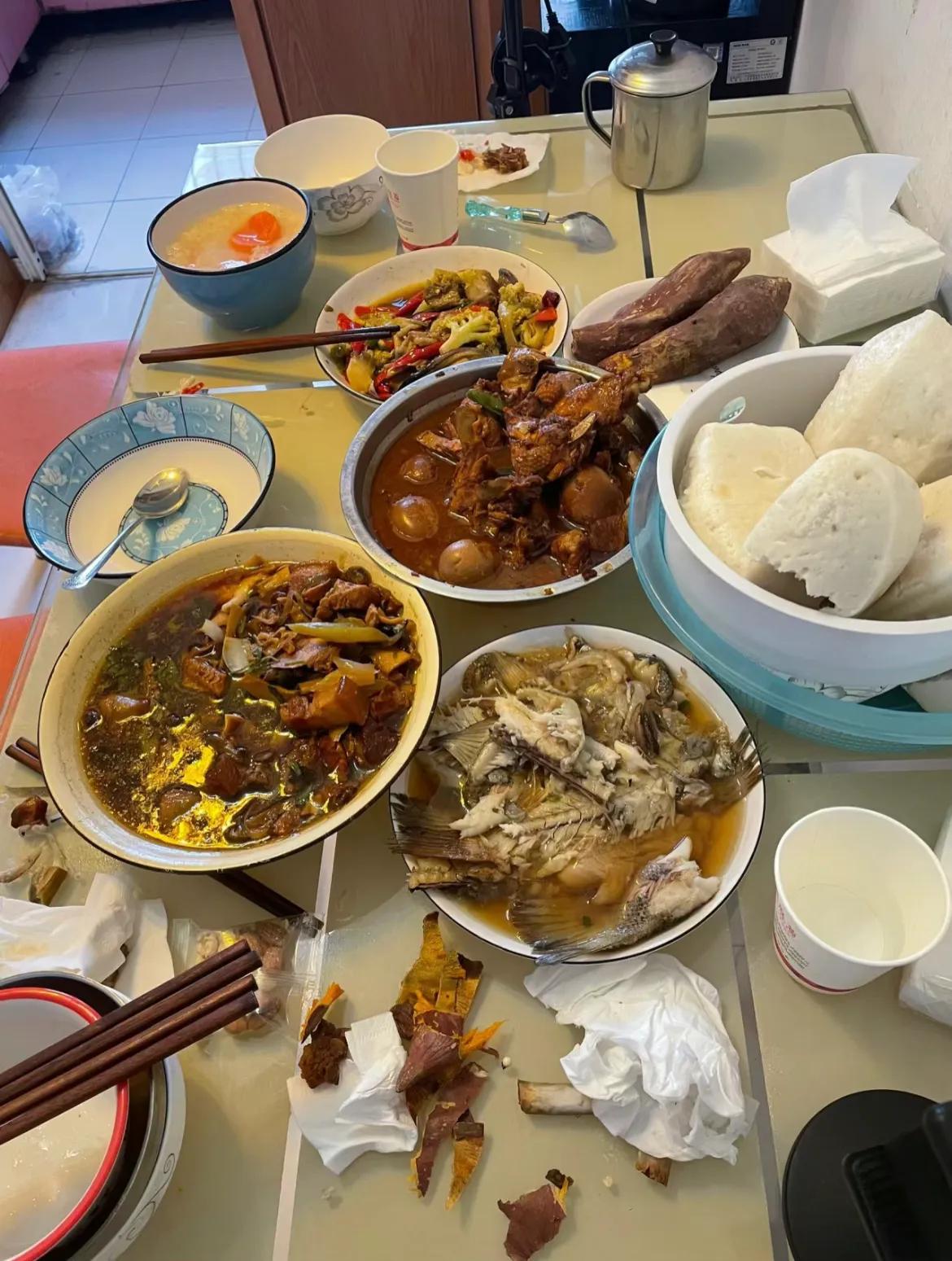 晚上，一个亲戚打电话叫我去家里吃饭，我说不去了，一会还要陪孩子学习呢。

她说好