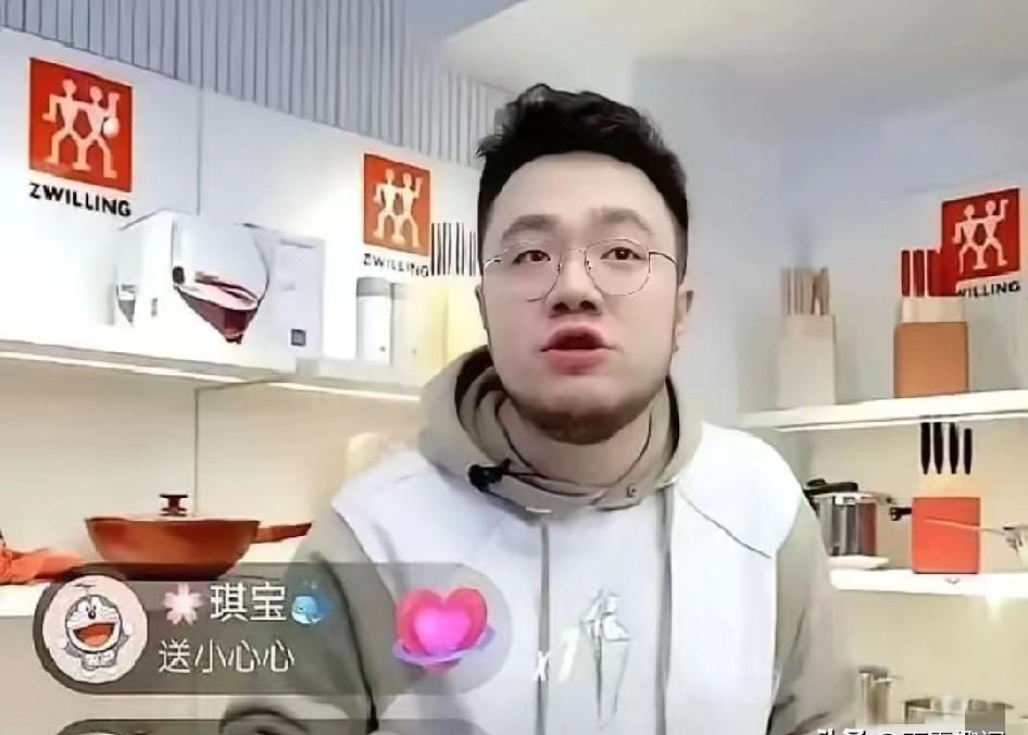 直播镜头怼脸时，巴图突然卡壳了。
网友问“怎么教孩子”，他手指无意识摩挲婚戒，“