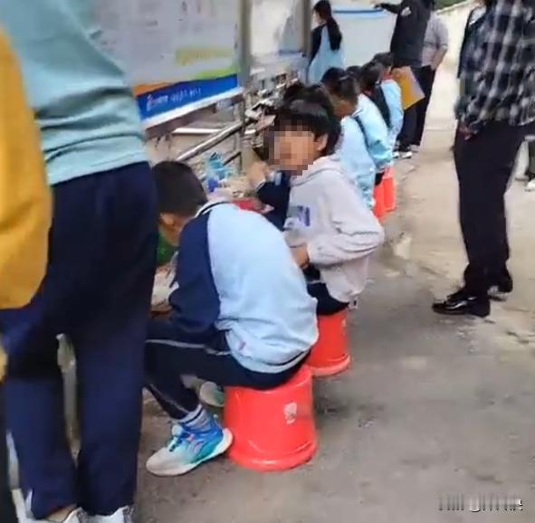 湖南株洲，学生们因为没有在学校食堂买饭，从家自带自带餐食，就被校方要求不能进入教