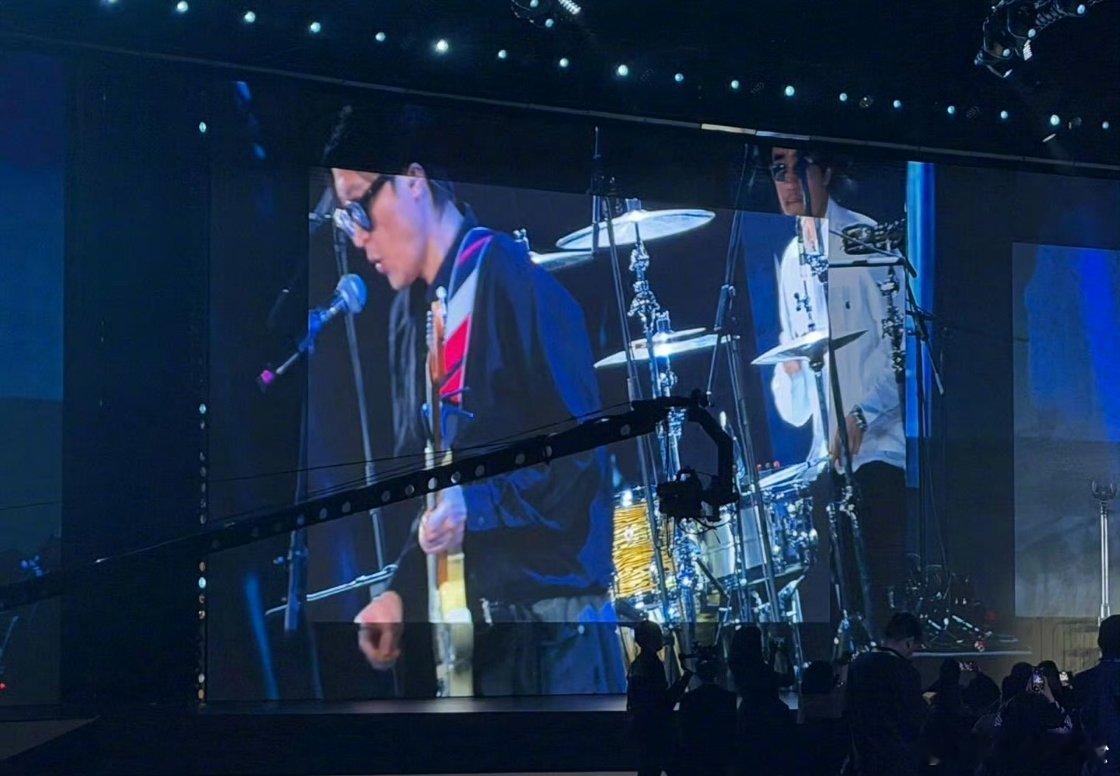 科技本就不必总是冰冷生硬，把技术理念藏进浪漫表达里，让人更容易理解。从分散智能到