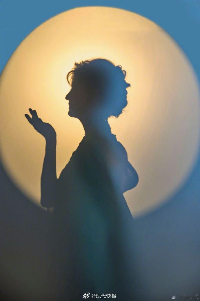 【赵雅芝光影十宫格】赵雅芝侧颜剪影 3月16日，晒出十宫格写真，她身穿淡青绿色改