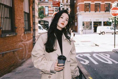 #刘诗诗酷飒气场轻松拿捏# ​#刘诗诗风衣look#刘诗诗酷飒气场十足，风衣 l