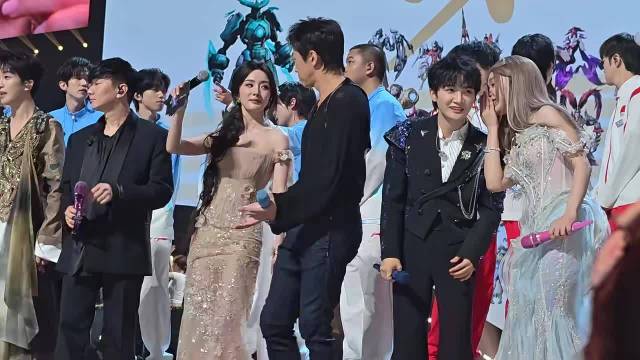 #邓超杨幂看到分手大师的反应#杨幂疑似怂恿邓超跑前面去  ​