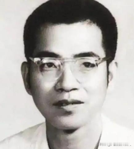 1953年，陈景润毕业后分到北京四中教书，学校却因口齿不清辞退他。之后他摆摊租书