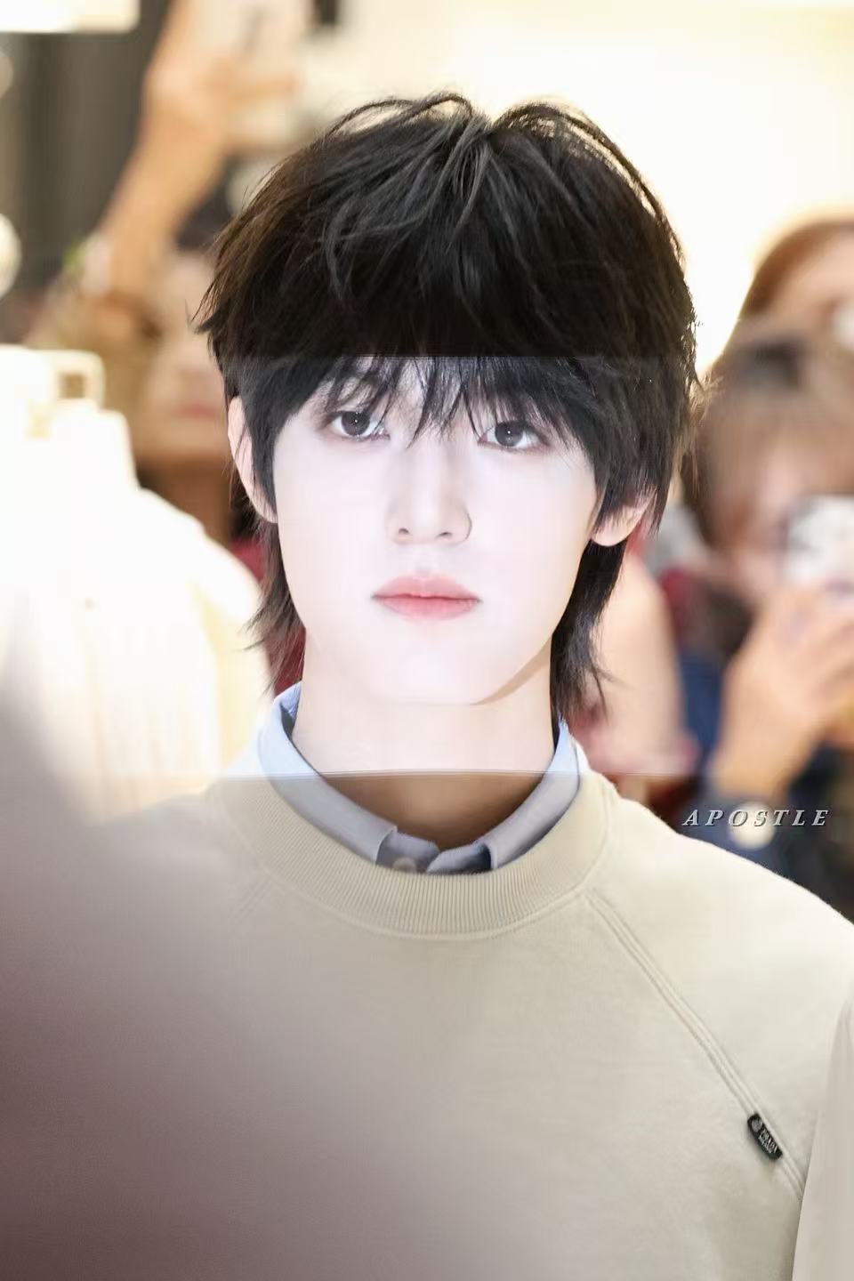 闪光灯下的张泽禹张泽禹闪光灯下的美貌 闪光灯下的张泽禹，美貌稳定发挥，五官好标致