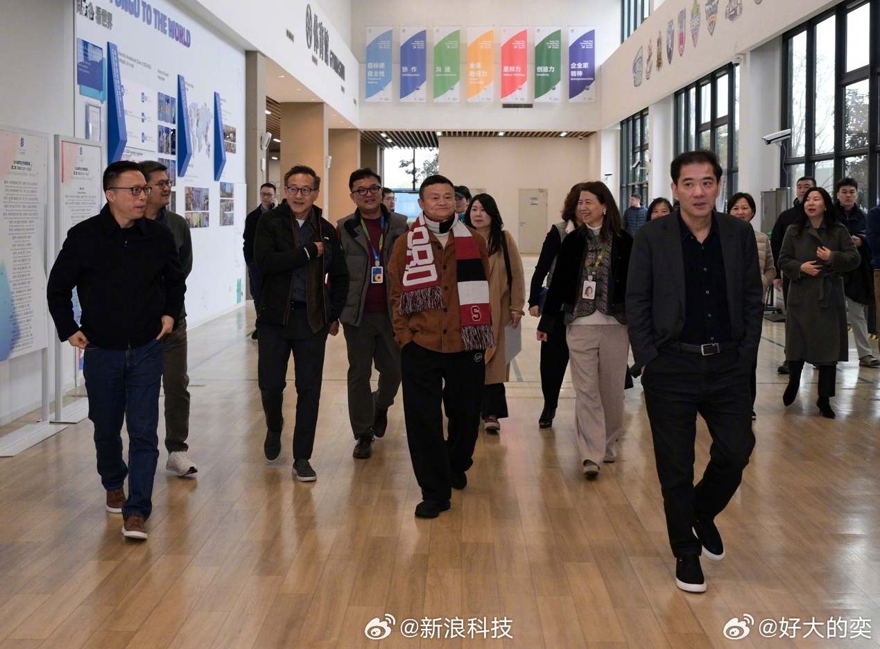 马云现身云谷学校交流AI 阿里新年开工，马云把第一站放在了杭州的云谷学校。阿里和