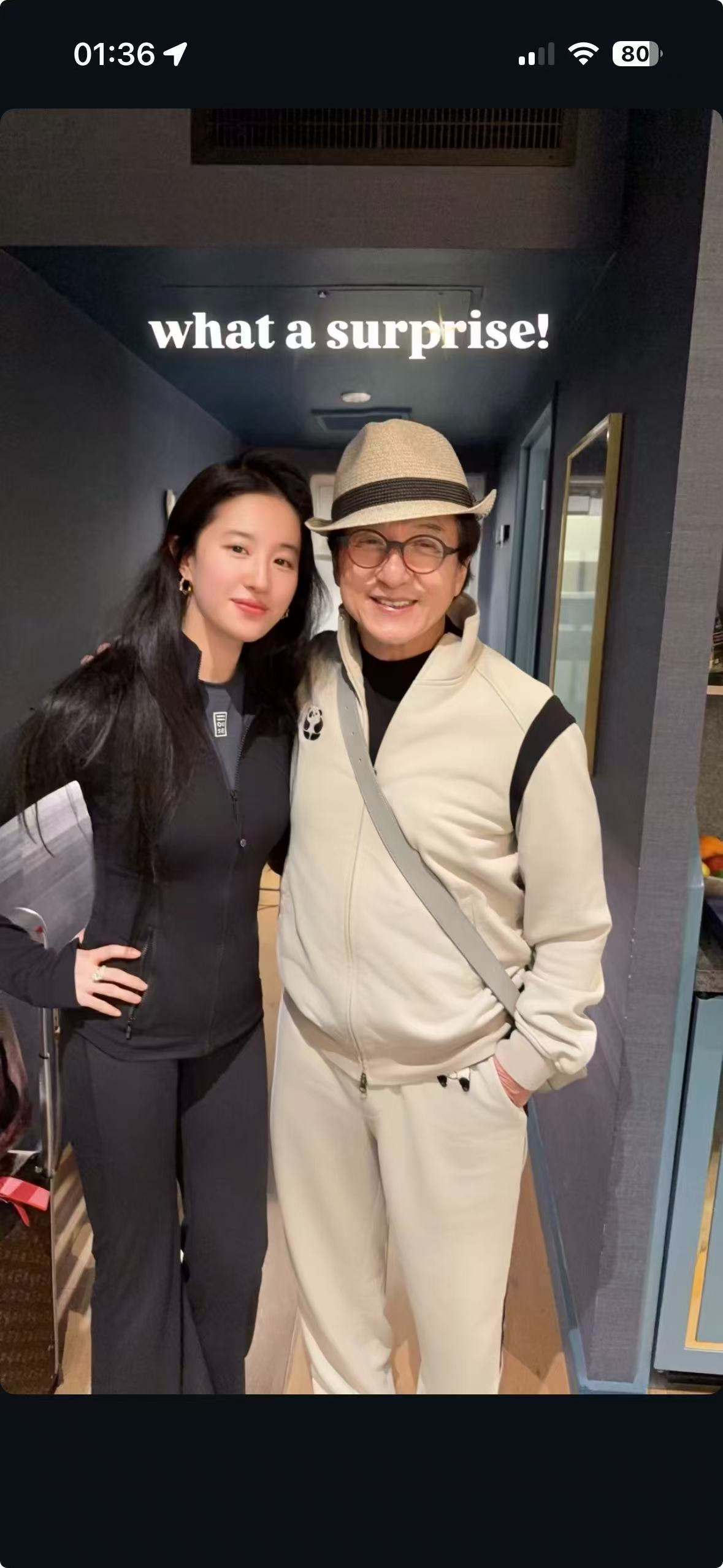 刘亦菲外网更新——What a surprise!!这是在洛杉矶偶遇成龙大哥了吗