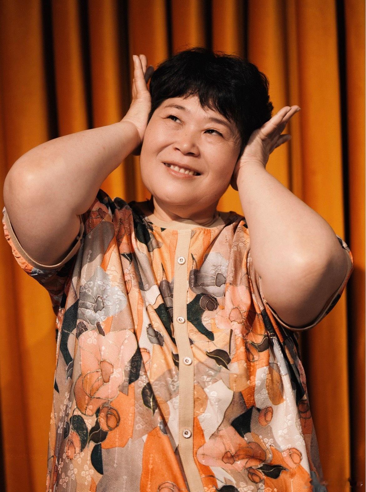 房主任女儿给妈妈安排相亲 这一段之所以能够打动观众，在于足够贴近现实，戳中很多单