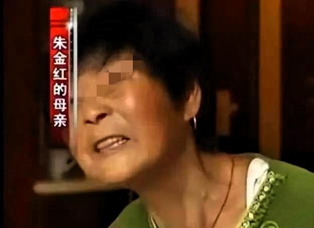 最毒妇人心啊！江苏南通，一女子远嫁到日本，在国内买了3套房子出租，交由70岁的母