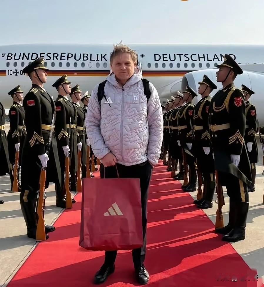 看到这个图片，可能还会有些人觉得是 P 的，因为这个人的装扮跟后面站姿挺拔的护卫