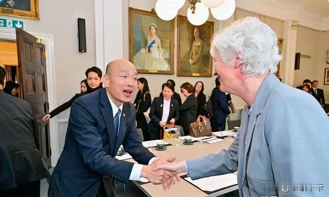 竟然如此“谦卑”有失伪立院长之态，韩国瑜与英国议员握手时，腰弯九十度，大笑示好，