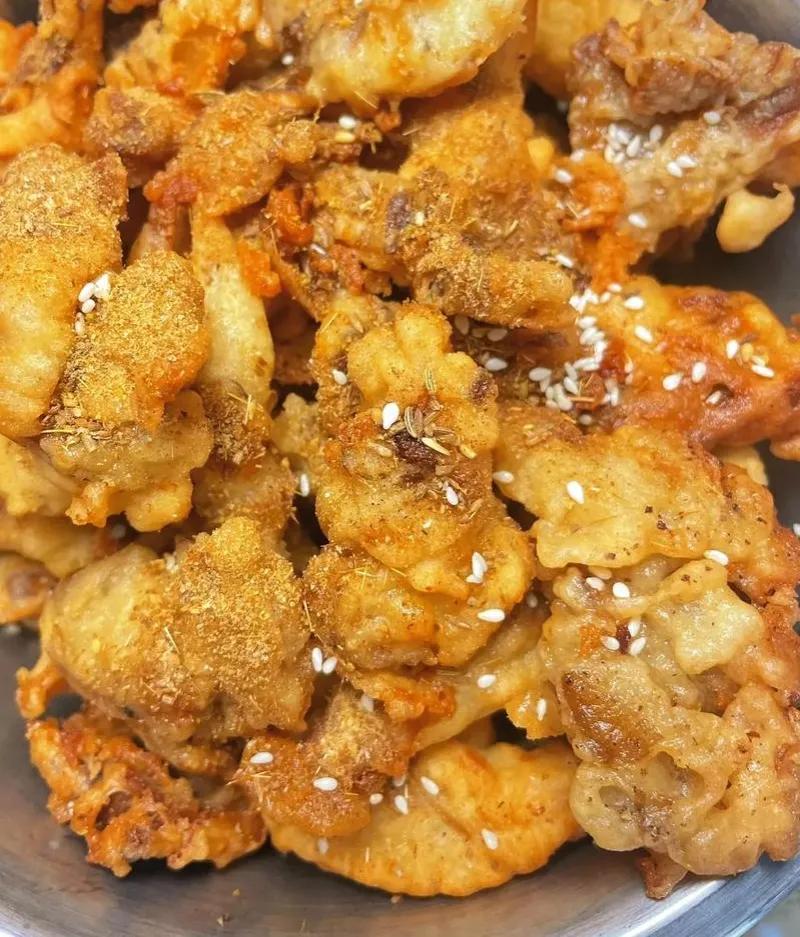 炸鸡店卖炸蘑菇12块一斤
超市鲜蘑菇9.9一斤
加上油盐等各种调料
哪里还能赚钱