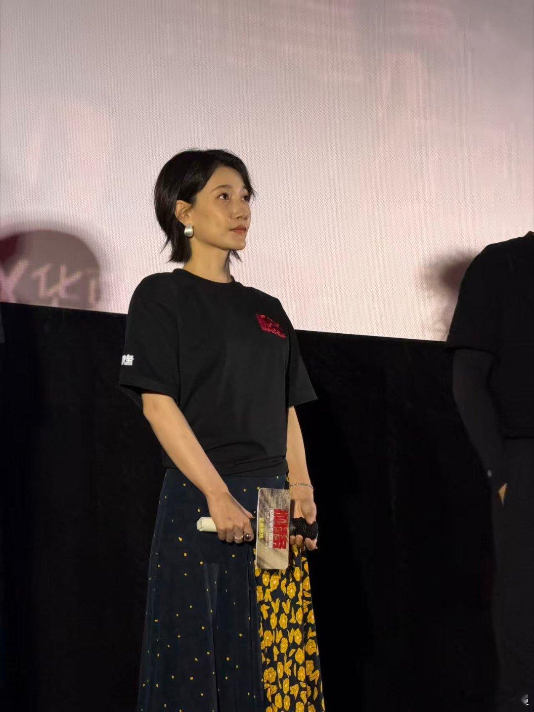 啜妮第一场路演状态啜妮第一场路演生图啜妮首场路演温柔出圈，刘亚琴敏感纯粹人设深入