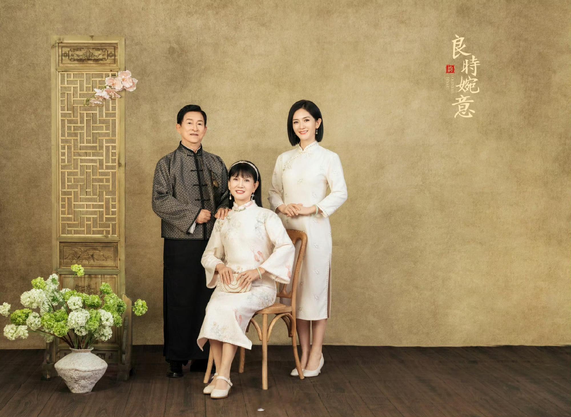 你和家人多久拍一次全家福姐姐当家 谢娜和爸妈竟然四十多年来第一次去正式拍全家福，