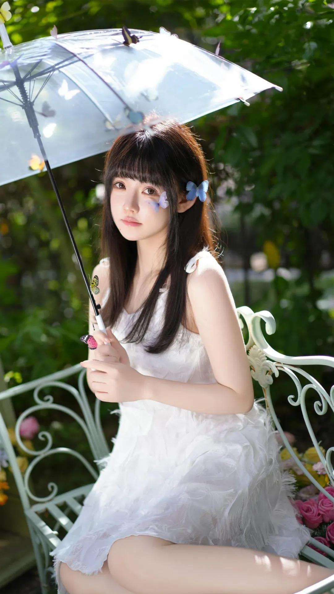 梦幻花园中的甜美少女，撑着透明伞，仿佛童话里的公主。