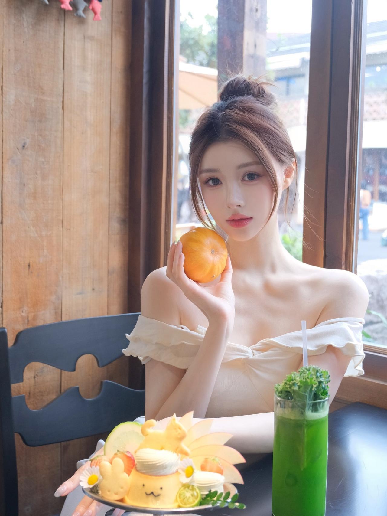 元气少女与清新饮品，享受美好时光如何穿搭会具有少女软妹感 知性美女穿搭分享