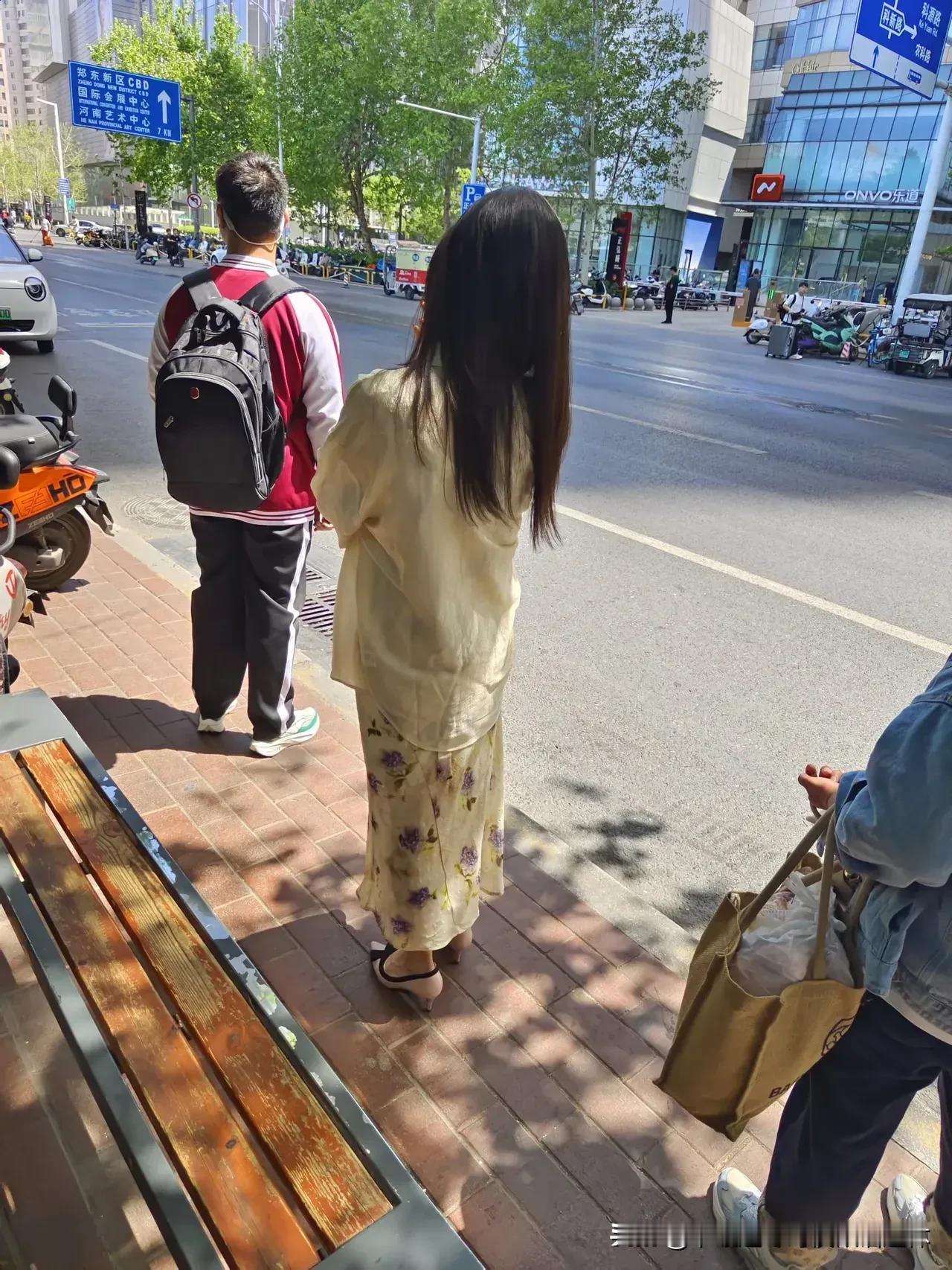 县城贵妇正在向乡村转移。县城贵妇是县城消费的主力军，来源比较集中，个体工商户、体