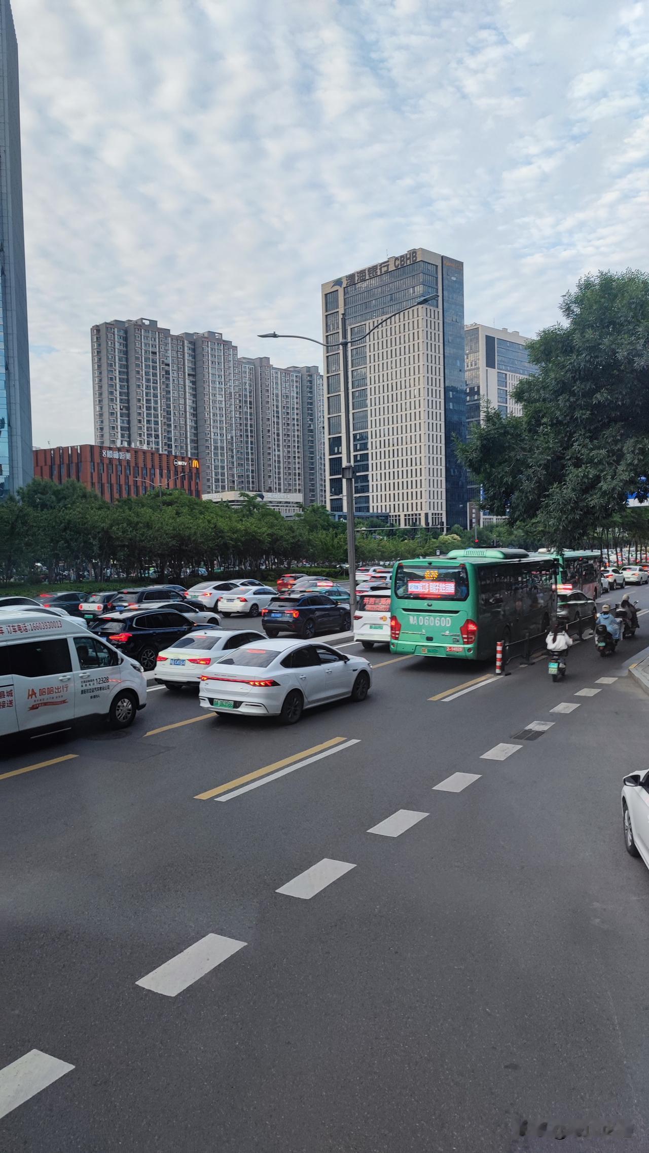 金水路上车流往来穿梭，高架桥与地铁交织回应，尽显城市的蓬勃活力，老巷烟火新城，高
