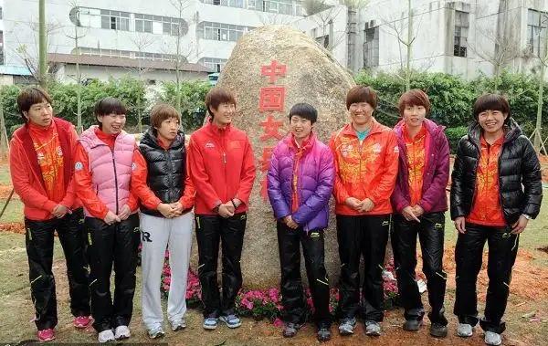 8位女乒球员同框：我只认出了身材高挑、胖瘦适宜的丁宁，留着斜头发帘、喜容绽放的郭