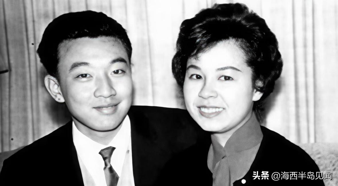 这是香港首任特首董建华与夫人赵洪娉年轻时的一张十分罕见的珍贵合影。董建华国字脸，