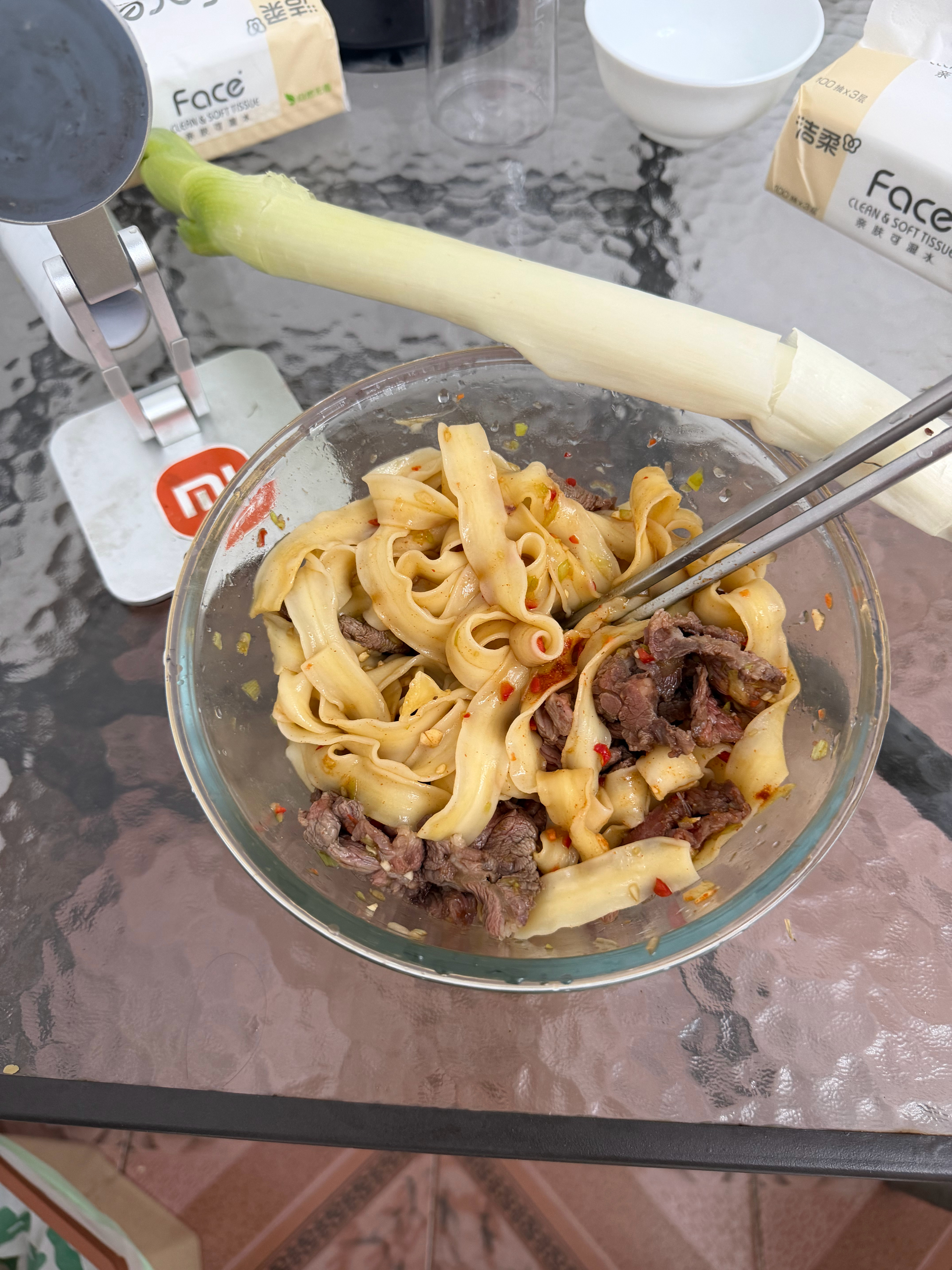 我一个朋友说，要想减肥，必须得先戒主食，不要碰大米和小麦，先吃碗牛肉拌面，之后听