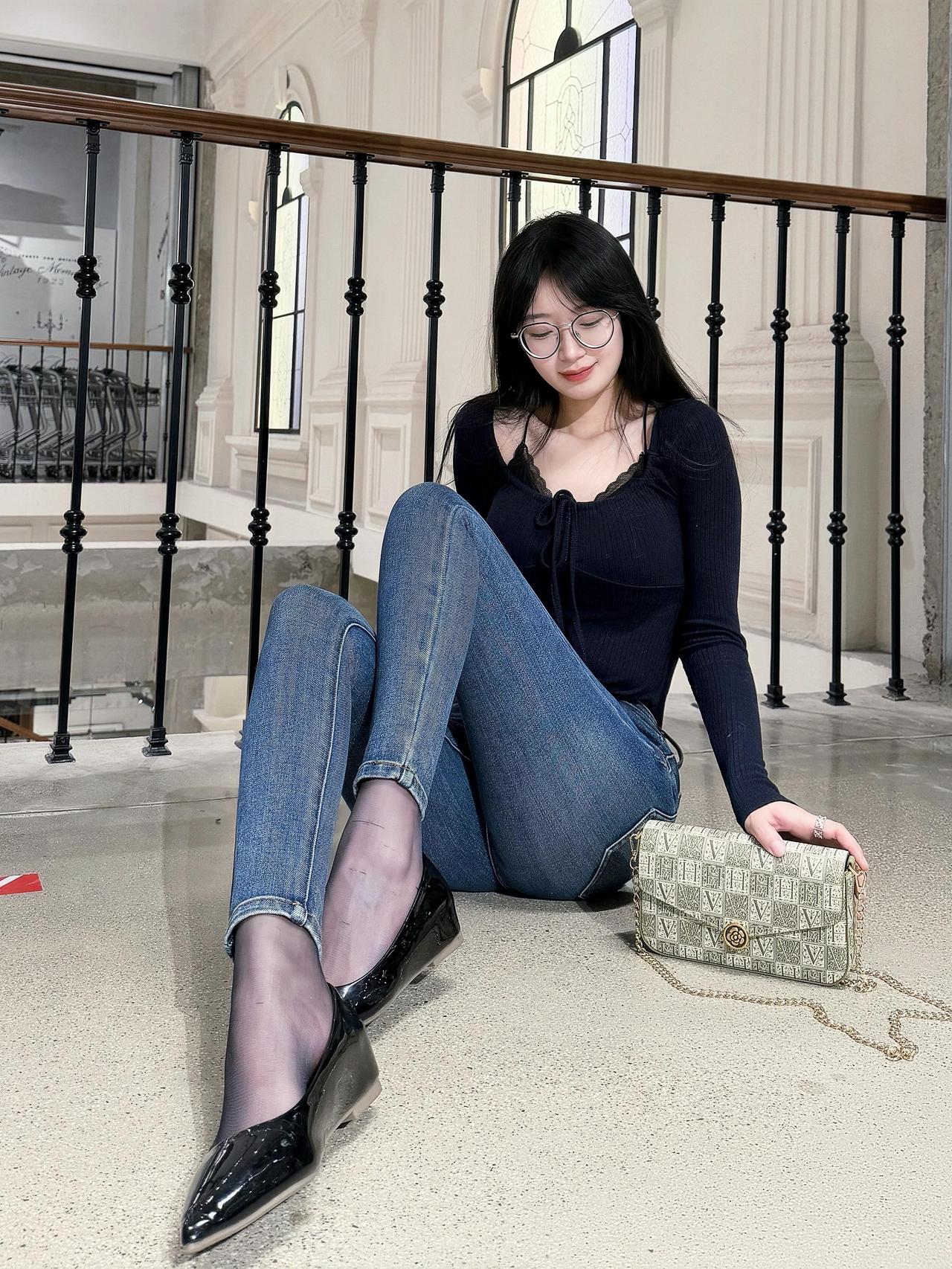 裤里丝本来就要命，如果是紧身牛仔裤的话，就更不用说了！高腰牛仔裤穿搭 紧身衣服穿