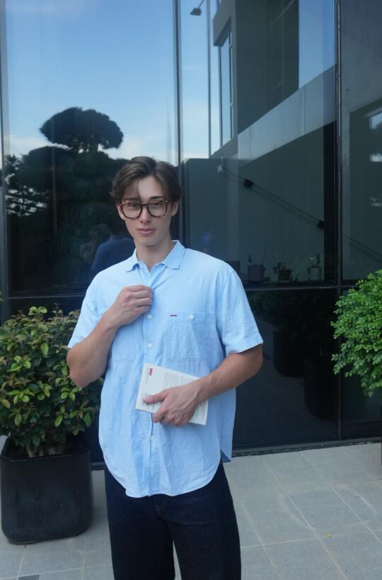 我戴上眼镜看起来不一样吗？