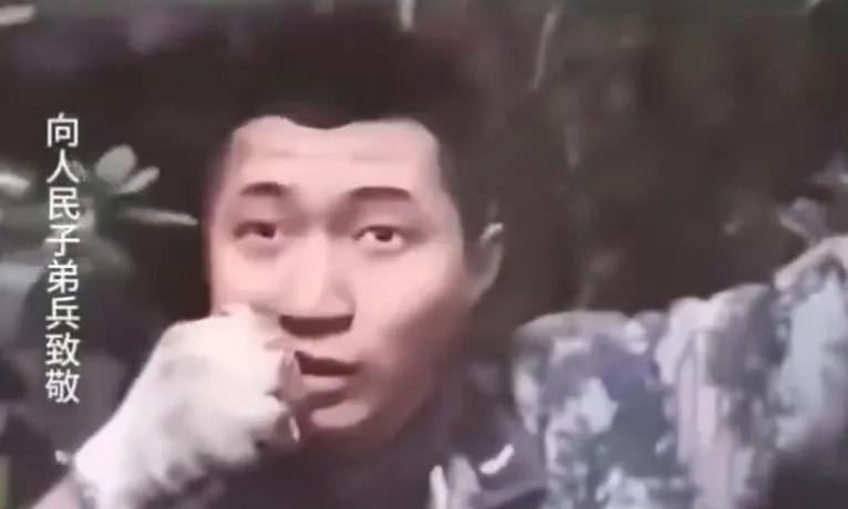 印度公布了前几年某次对峙的画面，大批印军士兵围住了两名我军战士。但这两名战士没有